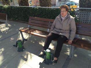 Una dona fa exercici a la plaça del Mercat