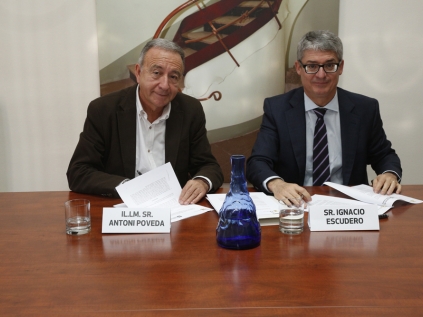 El alcalde Antoni Poveda con el director general de Aigües de Barcelona, Ignacio Escudero