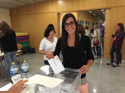 Una chica, a punto de votar en Residencial Sant Joan