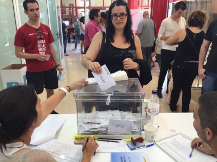 Una dona, votant al migdia al centre cívic de les Planes