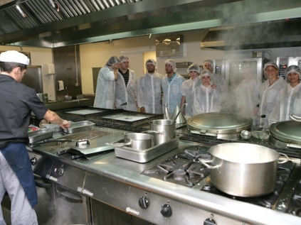 Alumnos hacen prácticas en la cocina del hospital M. Broggi 
