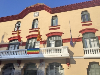Al balcó de l'Ajuntament està penjada la bandera de l'arc de Sant Martí
