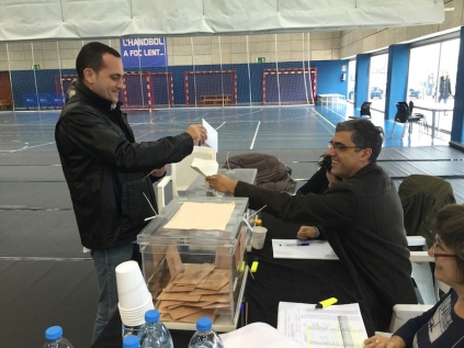 Un ciudadano vota en el Salvador Gimeno