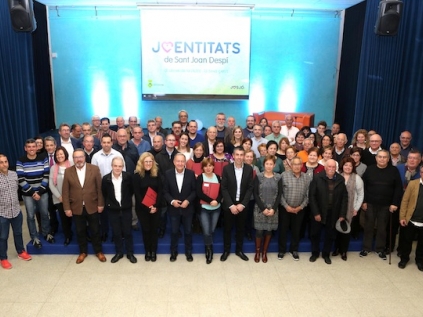 Foto de grup de l'alcalde amb els representants de les entitats
