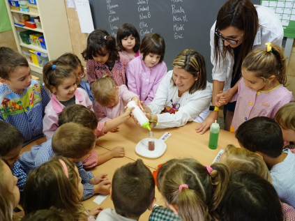 Escolars fent un experiment a l'escola Joan Perich Valls