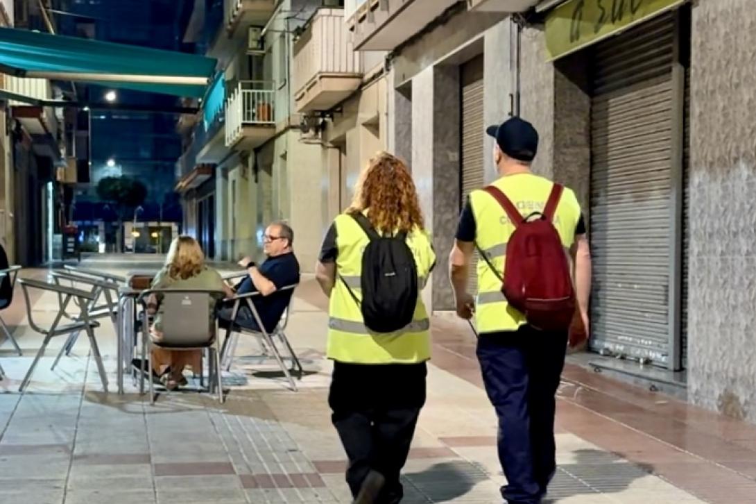 Un equip d'agents ajuden la Policia Local a garantir la convivència durant les nits