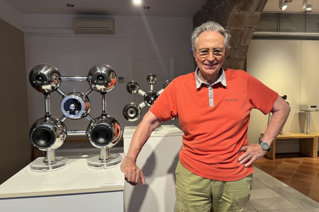 ‘Els bafles que mai imaginaries’, una exposició d’aparells d’àudio amb una estètica innovadora i artística