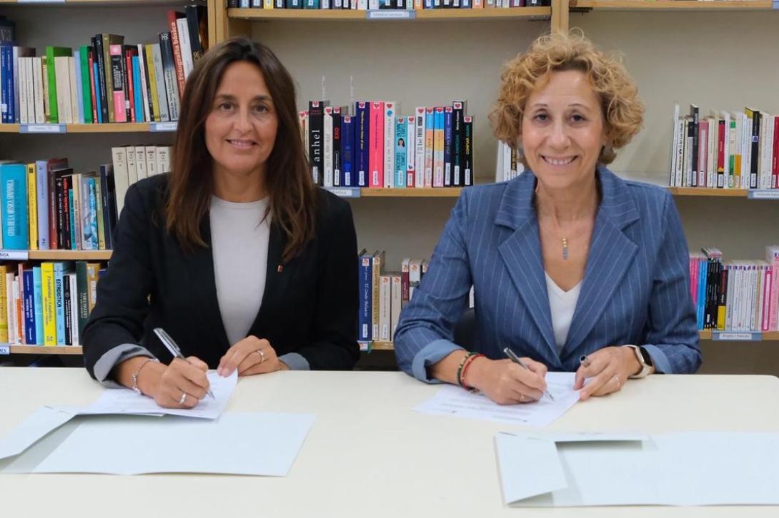 La consellera d'Educació, Esther Niubó, i l'alcaldessa Belén García han signat un acord per a l’adequació de l’oferta de places d’educació secundària a la ciutat
