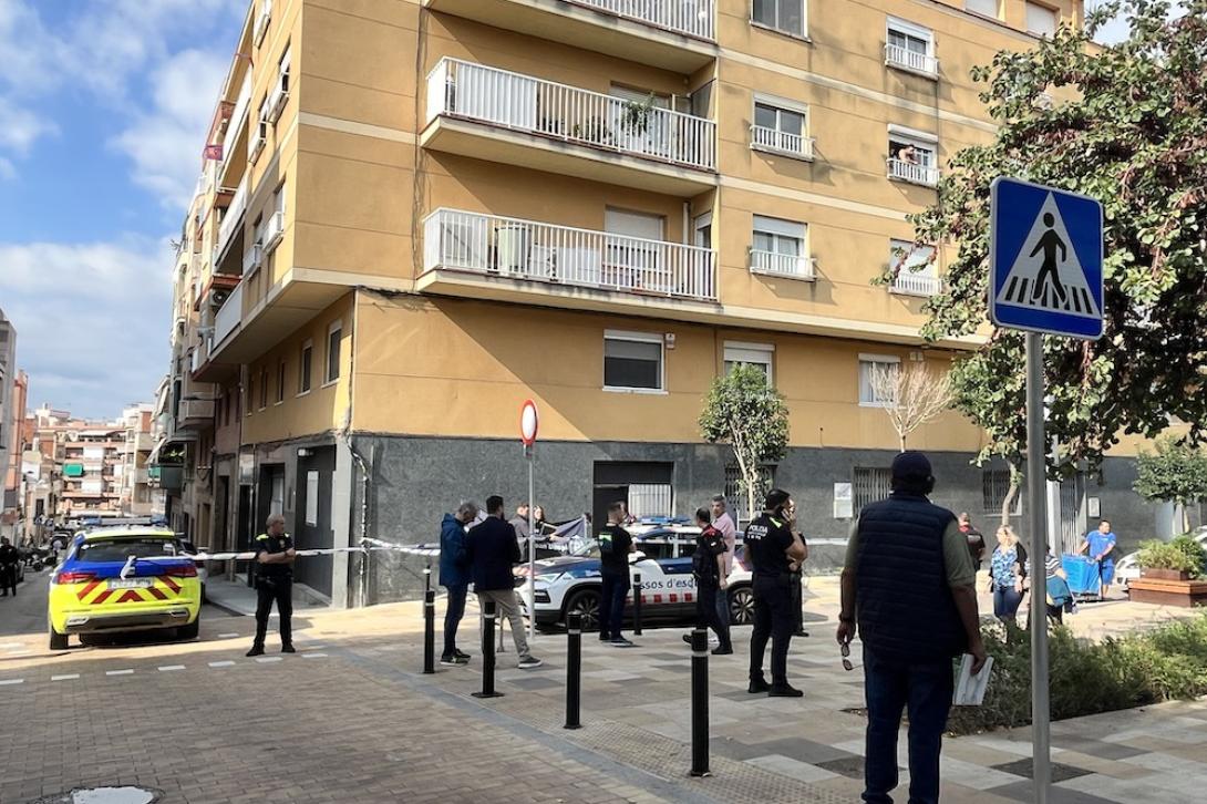 Imatge de la zona acordonada per la Policia Local on s'ha produït la mort violenta d'una dona a la ciutat