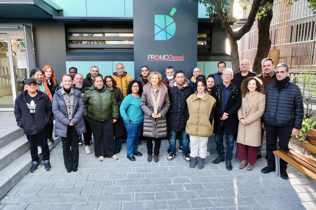 Fotografia de grup de l'alcaldessa, Belén Garcia, amb les persones contractades 