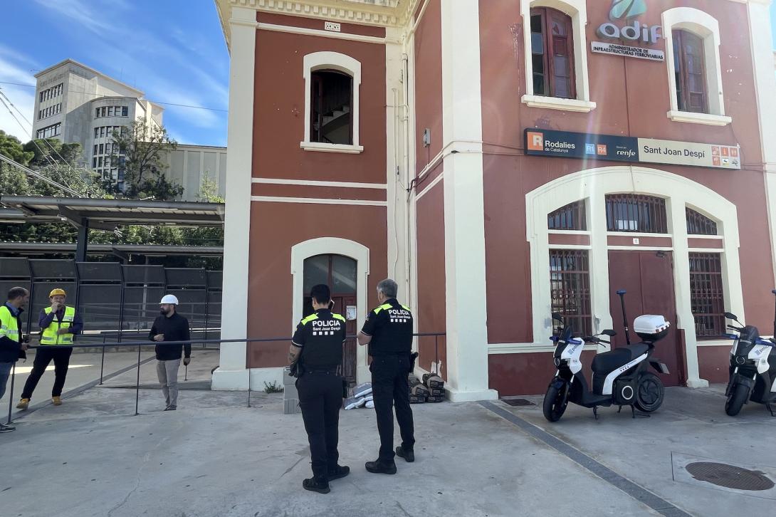 La intervenció de l’Ajuntament de Sant Joan Despí posa fi a l’ocupació de l’estació de Rodalies i permetrà iniciar les obres per reobrir-ne el vestíbul